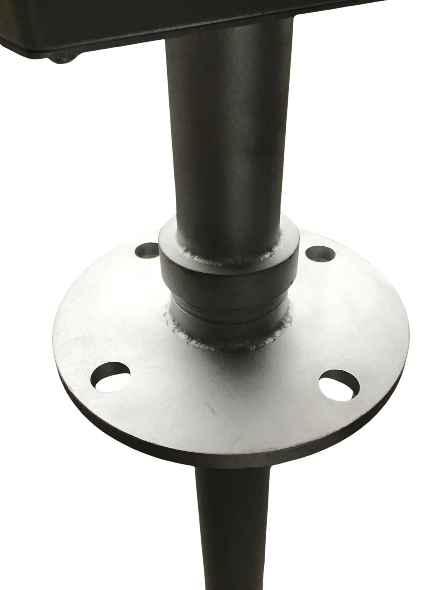 Sialon ULTRA monteringsflens for aluminiums el-varmer - 4-bolts sirkulær plate med keramisk rør, for sikker montering på ovnsvegg, som hentet fra Sialon Ceramics.